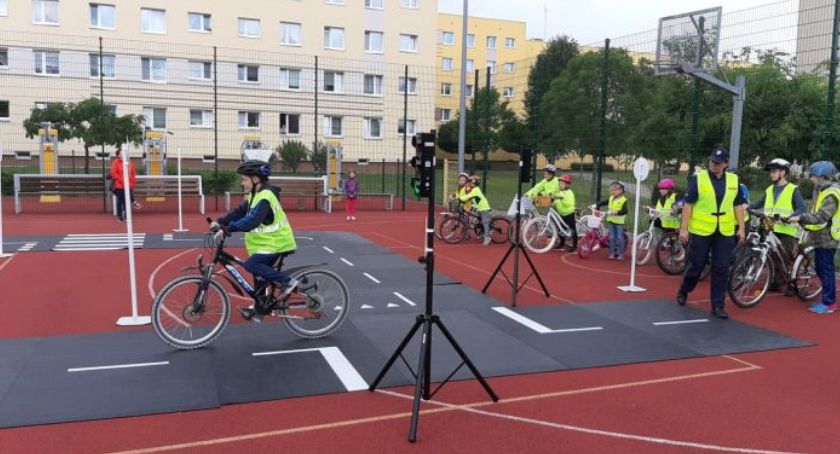 Policjanci ze szczecineckiej drogówki szkolą małych rowerzystów