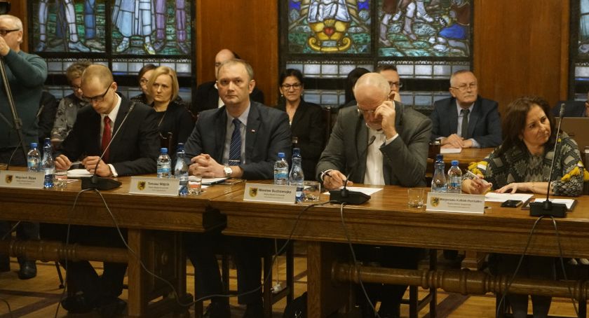 Radni milczący i radni mówiący