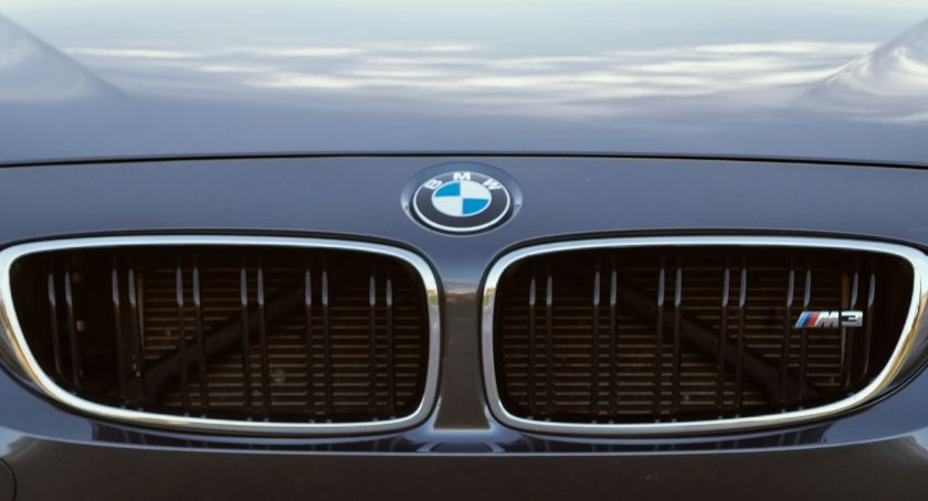 Chciał ukraść BMW i udawał że śpi na tylnym siedzeniu