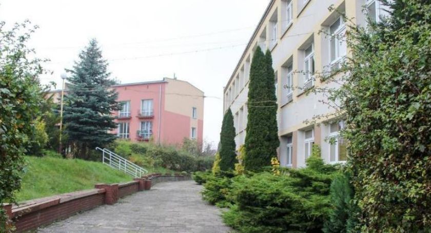 Budynek byłej budowlanki znów idzie na sprzedaż. Czy tym razem znajdzie się kupiec?