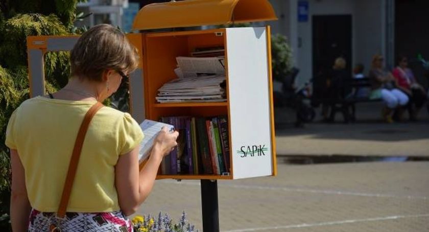 W Szczecinku książki krążą po mieście. Z żółtej budki weź, do budki oddaj