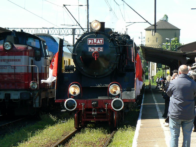 „Pirat” do spółki z „Piękną Heleną” – na dworcu w Szczecinku (foto, video)