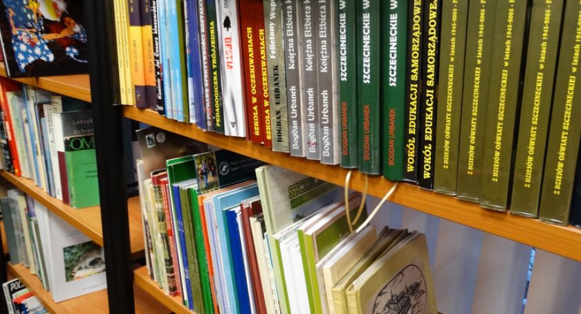 Tysiąc dwustu czyta, czterystu przetrzymuje książki. Bibliotece są winni kokosy