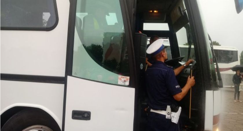 Wakacyjne kontrole autobusów. Numery telefonów, pod które można zadzwonić