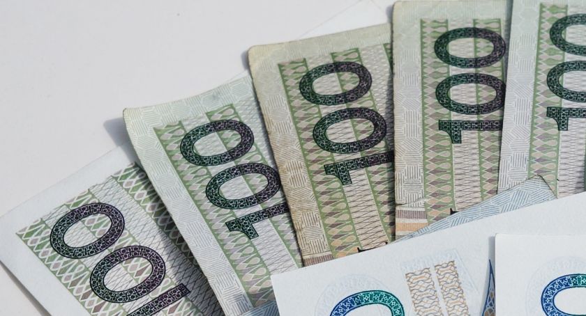 Horrendalne sumy dla NZOZ Doktor i Jerzego Hardie-Douglasa? Czytelnicy krytykują: „Fajny biznesik”