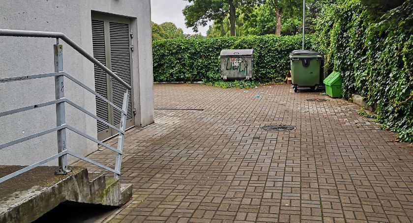Kolejna zakrapiana imprezka przy kinie Wolność. To nowe modne miejsce spotkań młodzieży w Szczecinku?