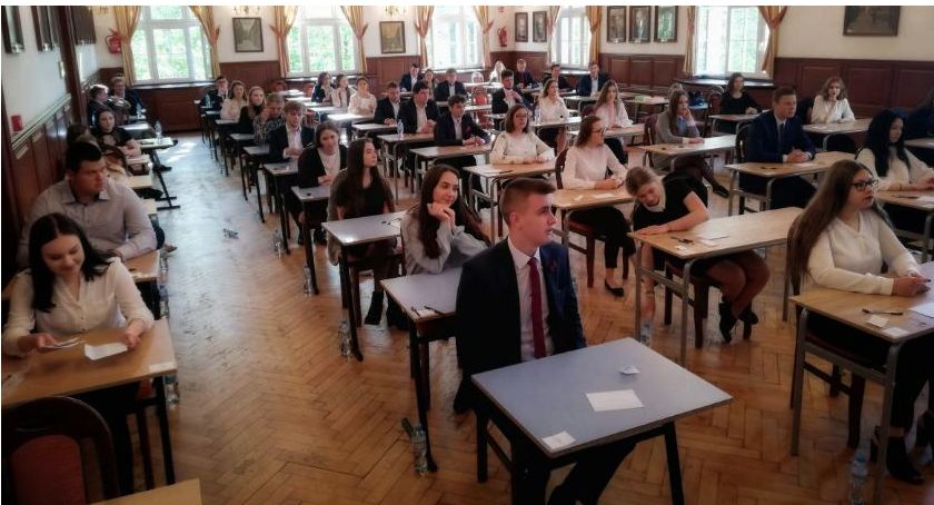 Maturalny egzamin poprawkowy. Ilu absolwentów z powiatu może do niego przystąpić?