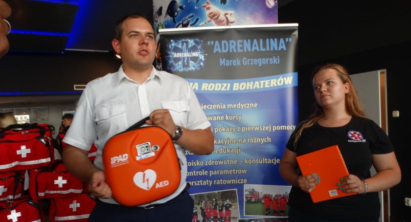Kolejny deibrylator AED został przekazany. Trafił do szczecineckiego kina