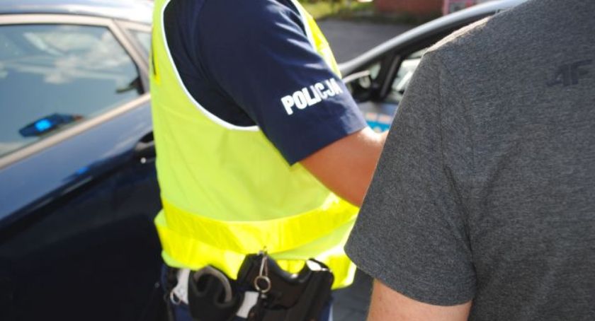 Jechał skuterem po chodniku, bo... chciał skrócić sobie drogę