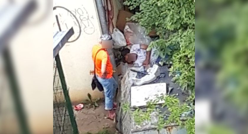 Bezdomni koczują na osiedlu Koszalińska