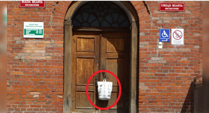 Tajemnicza reklamówka na drzwiach szczecineckiego ratusza. Co w niej było?