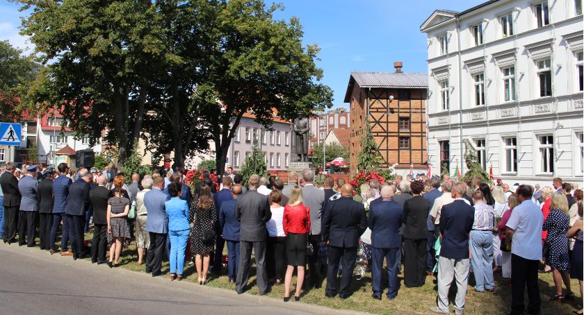 15 sierpnia w Szczecinku. Kwiaty pod pomnikiem marszałka