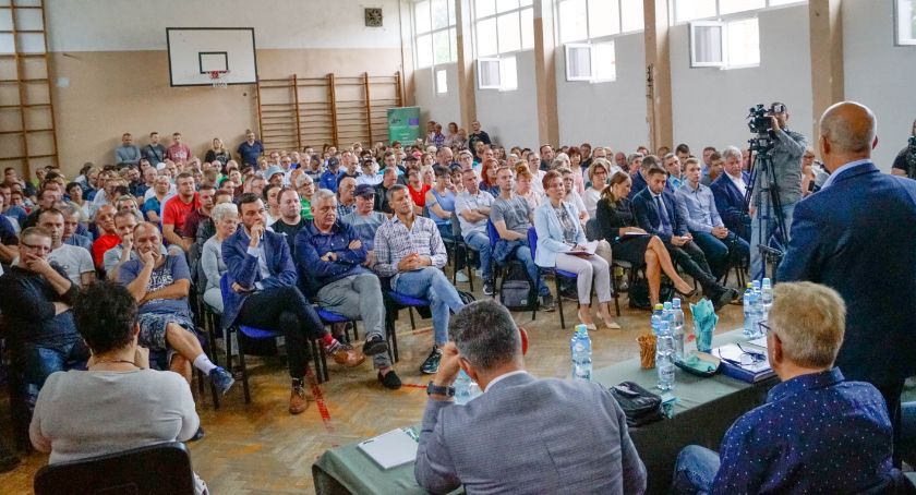 Spotkanie z pracownikami OPAK. Zakład ruszy od nowa, ale na razie pracy nie wystarczy dla wszystkich