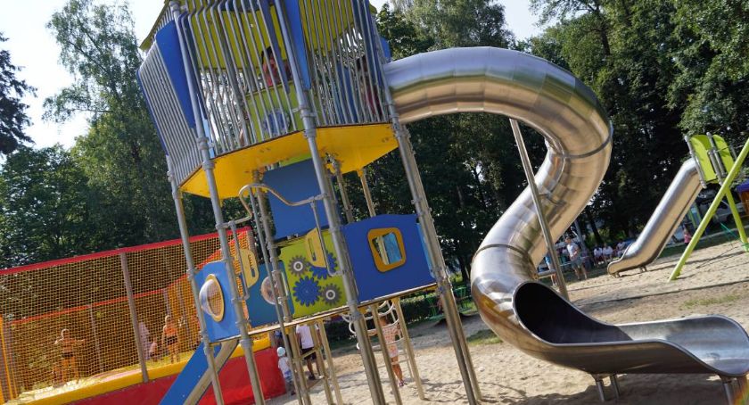 Znowu zniszczyła trampolinę i… schowała się w rurze ślizgawki
