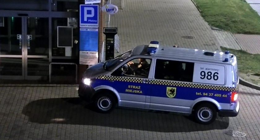 Starsza pani błąkała się w nocy po ulicy Wyszyńskiego. Miała problemy z pamięcią