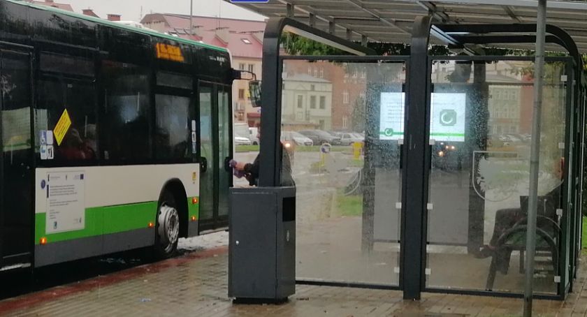 Multimedialne przystanki za miliony grają i przeciekają