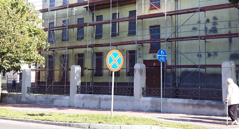 Zabytkowy płot przy ul. Kościuszki właśnie znika. Kto na to pozwolił?