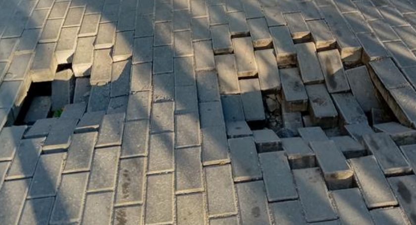 Bubel, a nie droga! Czytelnik: Czy podmyły ją ostatnie deszcze?