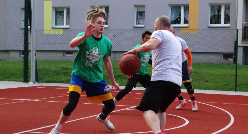 Sportowe emocje na Połczyńskiej. Rozegrano Turniej Koszykówki Ulicznej