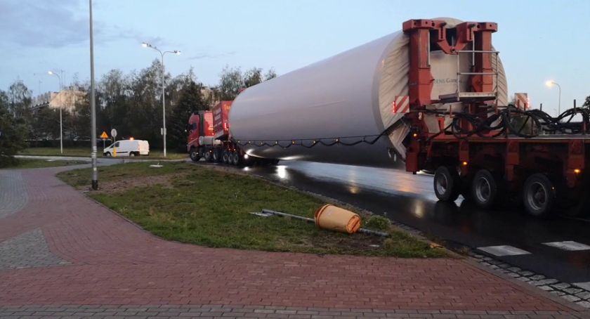 Gigantyczne części wiatraka przejechały przez Szczecinek. To dopiero dwie pierwsze