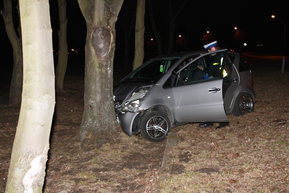 Kierowca zasłabł, Mercedes uderzył w drzewo