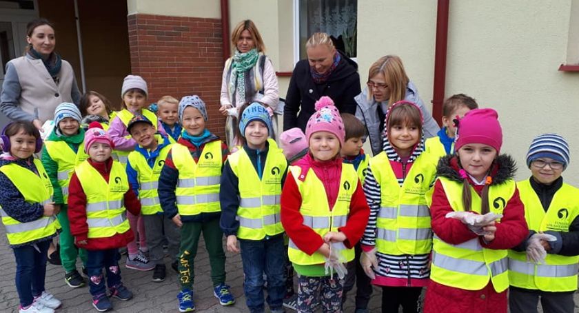 Przedszkolaki i uczniowie w Starym Chwalimiu także sprzątali świat