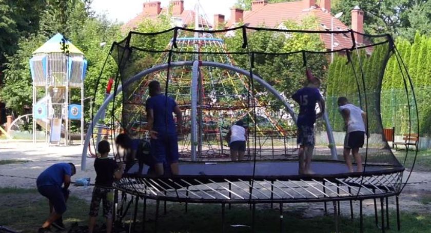 Cięcie trampoliny nożyczkami trwa w najlepsze. To już zabawa grupowa