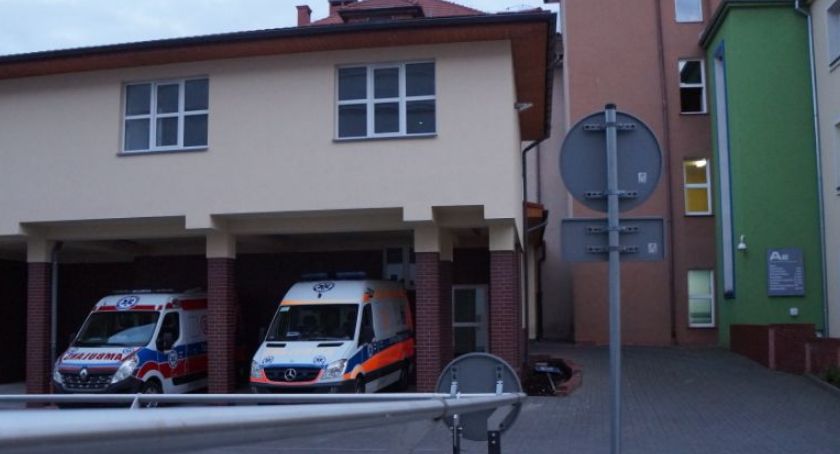 Koczują, piją, awanturują się.  Jak rozwiązać problem z bezdomnymi w szpitalu w Szczecinku?