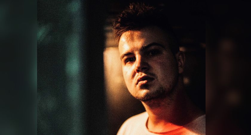 Kamil Kowalski śpiewa o tym, czego nie może zaakceptować. Posłuchajcie „Polityki”