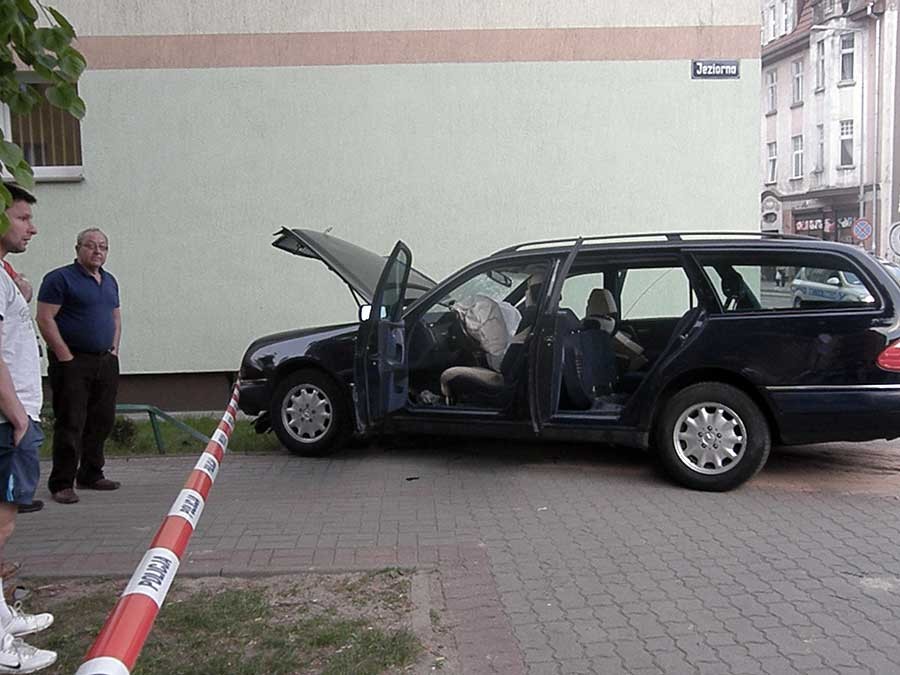 Mercedesem na chodnik (video)