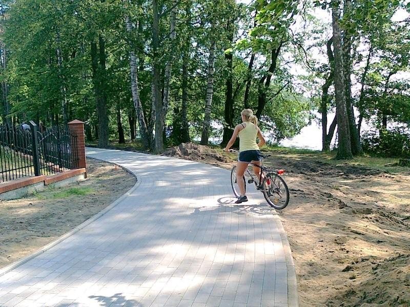Ścieżka w budowie – polbruk i kruszywo na przemian