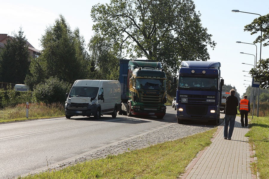 Furgonetka wjechała w tira – utrudnienia na DK 11