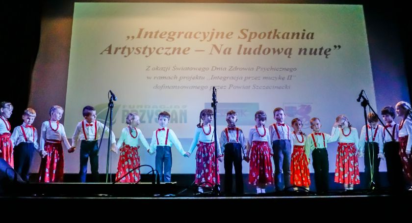 Integracja i zabawa na ludową nutę. Obchody Światowego Dnia Zdrowia Psychicznego w Szczecinku