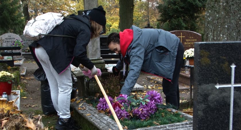 Tradycja, historia i pamięć. Mieszkańcy Szczecinka posprzątali najstarsze groby 