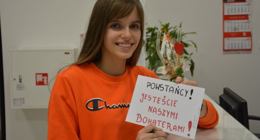 Młodzież ze Szczecinka w akcji BohaterON. Uczniowie napisali listy do powstańców