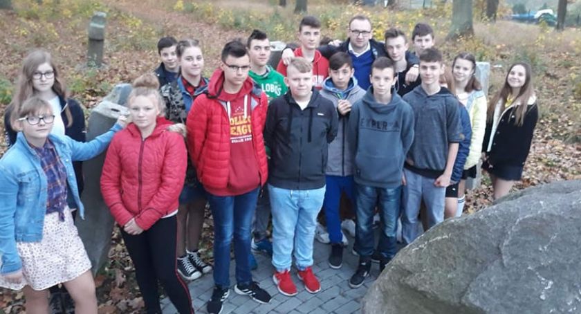 Akcja „Szkoła pamięta” w Szczecinku i w powiecie. Zamiast „Tęczowego Piątku” posprzątali cmentarz