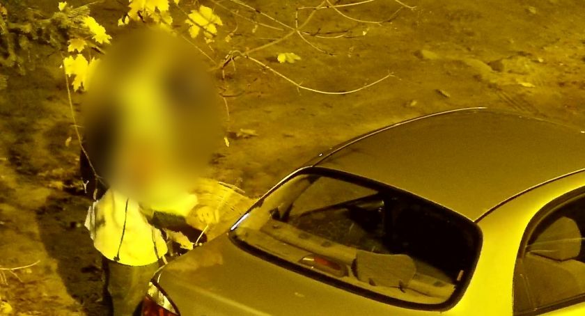 Połamał antenę, składał samochodowe lusterka. Wieczorny spacer pijanego mężczyzny w Szczecinku