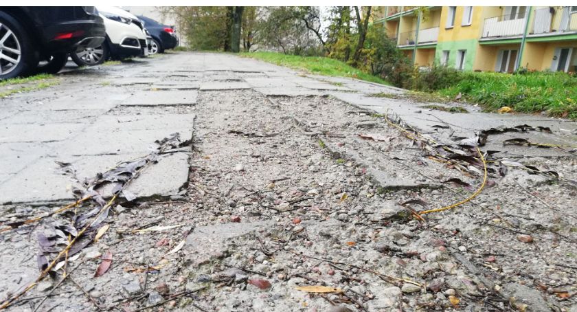 W Szczecinku straszy chodnik z PRL-u. Znajdą się pieniądze na remont?