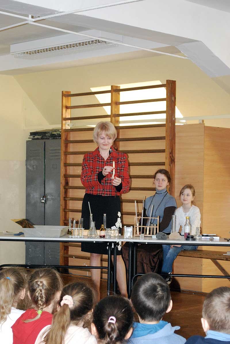 Sp 1 w Szczecinku: Wystawa i doświadczenia z okazji roku Marii Skłodowskiej-Curie