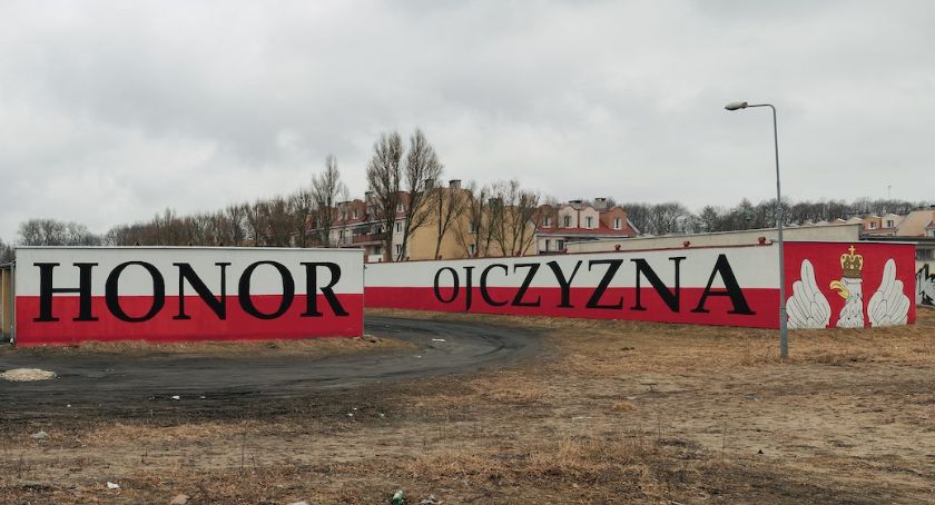 Murale ze Szczecinka na wystawie w Sopocie. Patriotyzm z przesłaniem, czy historia na pokaz?