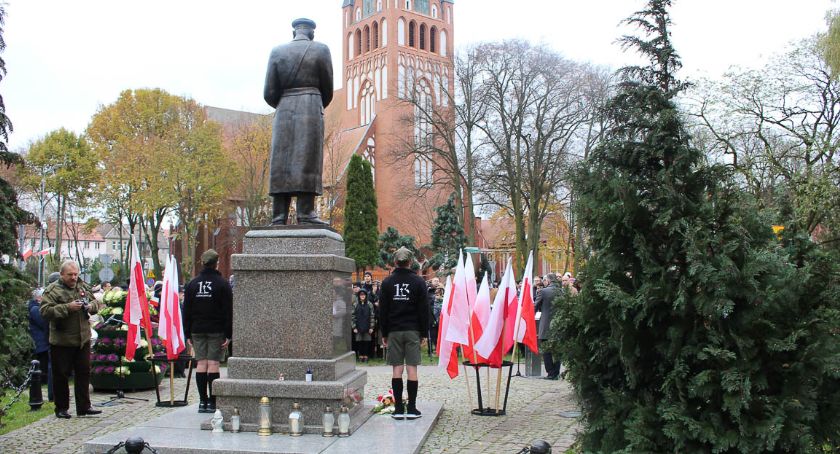 11 listopada w Szczecinku. Wspólne obchody pod pomnikiem marszałka