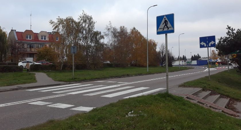 Na przejściu na ul. Kołobrzeskiej łatwo o wypadek. Czy może być bezpieczniej?