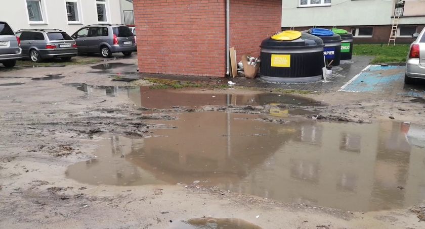 Podtopione podwórko i parking. Lokator pyta, czy można liczyć na zmianę?