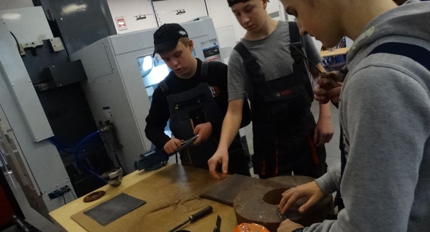 Ostrzyli noże i zachęcali do przeglądu samochodu. Dni otwarte w ZST w Szczecinku