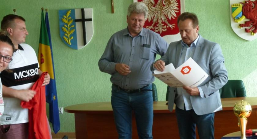 Uroczyste wręczenie Pucharu dla LZS Mechanik Turowo za awans do klasy okręgowej