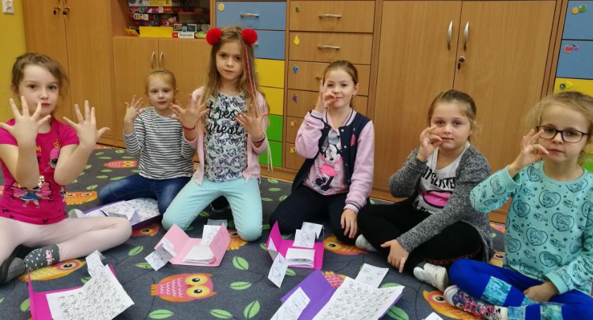 „Miganie” nie jest takie trudne. Języka migowego uczą się dzieci w SP5