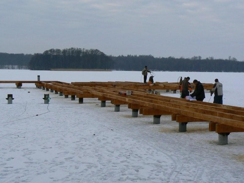 Pomost rośnie - prace na lodzie