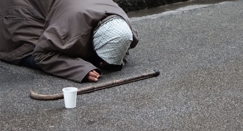 Wzbudzają litość i wyłudzają pieniądze. Uwaga na żebraków