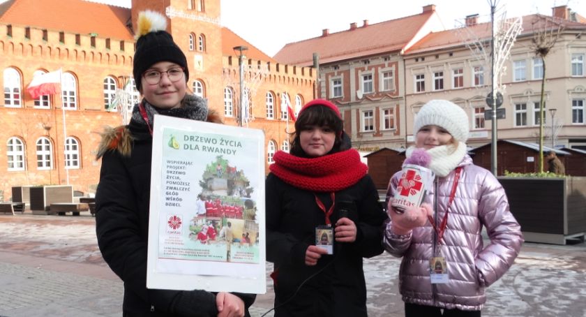 „Drzewo życia dla Rwandy”. Uczennice SP nr 1 w Szczecinku wspierają akcję