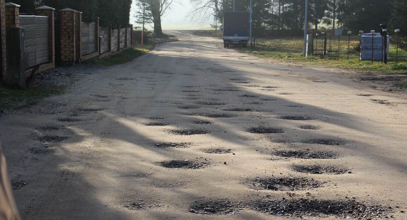 Mieszkańcy miasta nawet nie marzą o asfalcie. Chcą tylko równej drogi